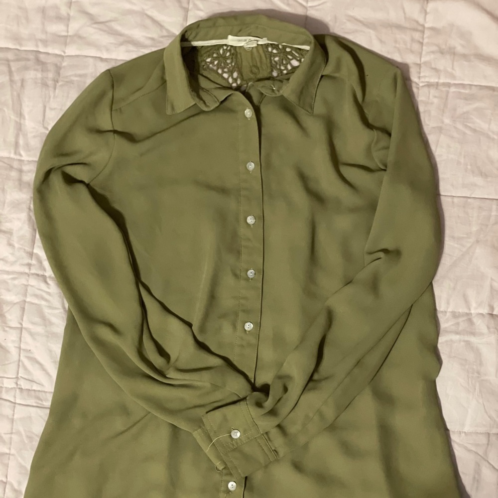 green flowy tunic shirt with lace detail
